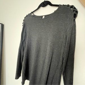 Gray shirt with shoulder details size M